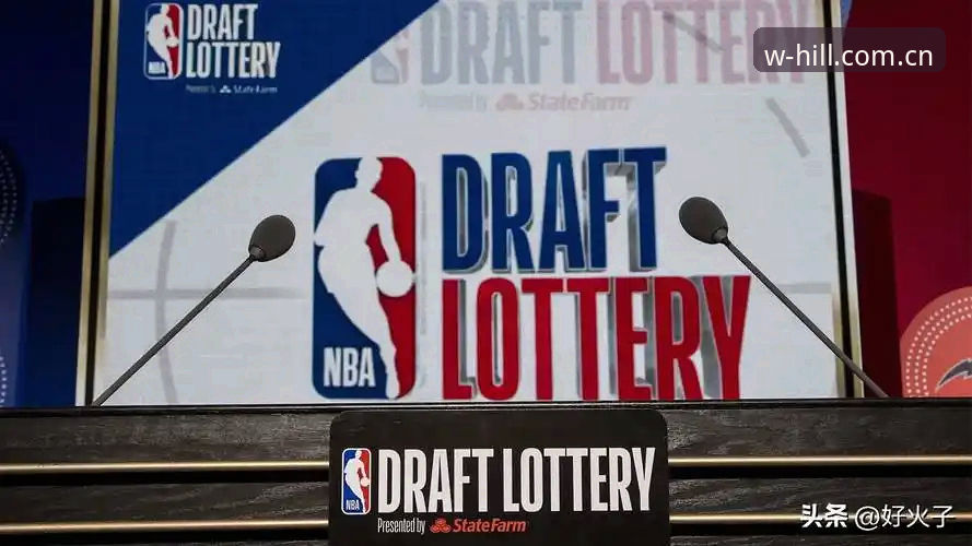 36小时——这是NBA各队总经理手机里倒计时的数字。距离2026年选秀大会正式开启只剩一天半，联盟办公室的传真机都快冒烟了。但所有人的目光都没盯着那些新秀，而是锁定在一个人身上：扬尼斯·阿德托昆博。这大概是近十年来交易市场上最大的鱼，而围绕他展开的暗战，顺手把快船和伦纳德也卷了进来。字母哥的下一站传闻集中在凯尔特人和热火之间，但ESPN名记布莱恩·温德霍斯特在节目里丢出了另一个关键信息——洛杉矶快船，很可能会成为接下来几天真正的风暴中心。